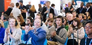 LOS DELEGADOS PODRÁN ESCUCHAR PONENCIAS CON SUS AURICULARES UNA APP PERMITE USAR AURICULARES PERSONALES EN PONENCIAS