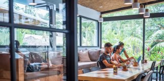 LA EVOLUCIÓN DEL HOTEL: ESPACIO DE CONVIVENCIA Y OASIS DE SEGURIDAD ANÁLISIS - LA EVOLUCIÓN DEL HOTEL