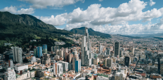 IBERIA REFUERZA LAS CONEXIONES ENTRE ESPAÑA Y LATINOAMÉRICA IBERIA REFUERZA LAS CONEXIONES ENTRE ESPAÑA Y LATINOAMÉRICA